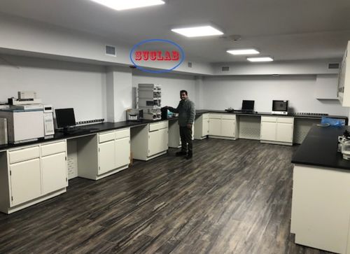 Het laatste nieuws van het bedrijf over Maatwerk Wit Hoog Niveau Volledig Stalen Laboratoriummeubilair Met Reagensplank Oplossingen voor Overzeese Markten